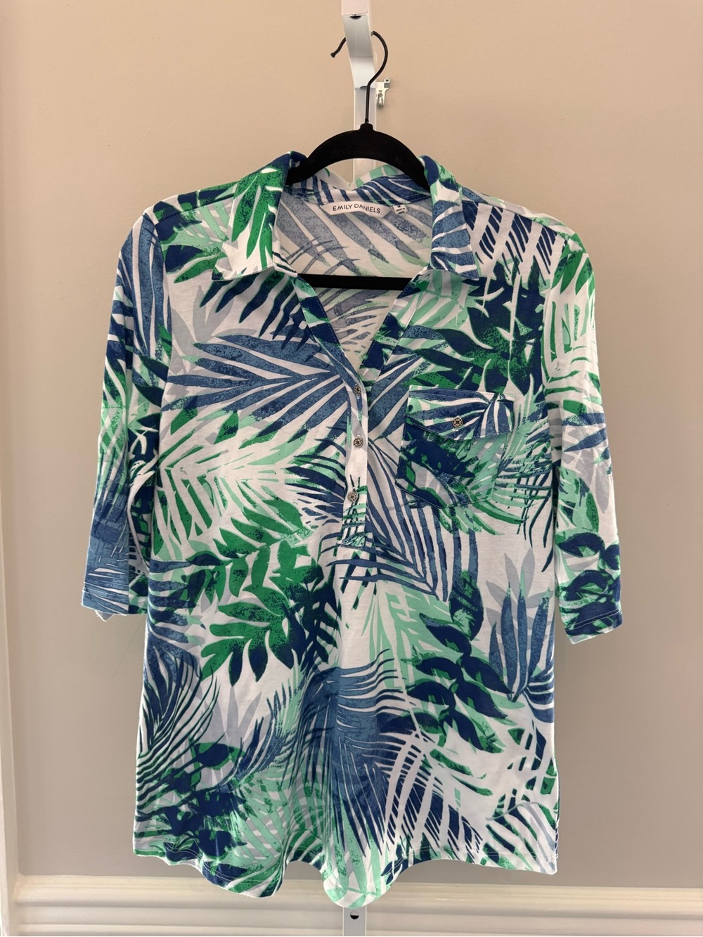Emily Daniels Tropical Leaf Print Top Blue Green Short Sleeve Women’s Sz M
